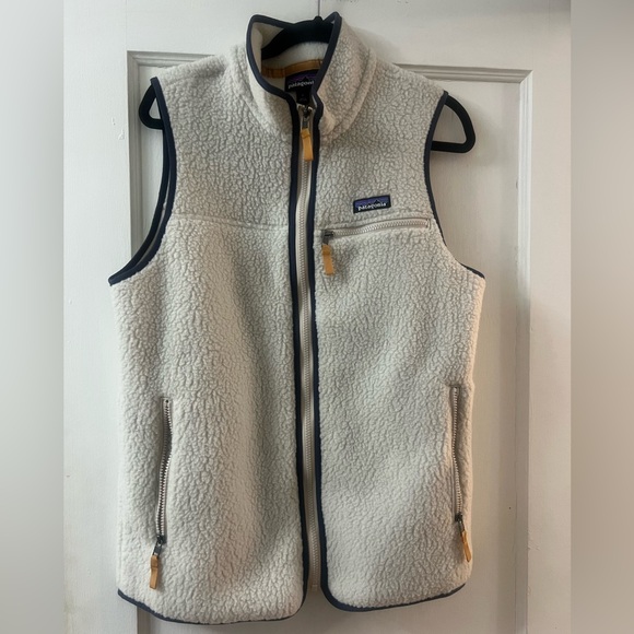 Patagonia Jackets & Blazers - Patagonia Women’s Retro Pile Vest - Cream and Navy
